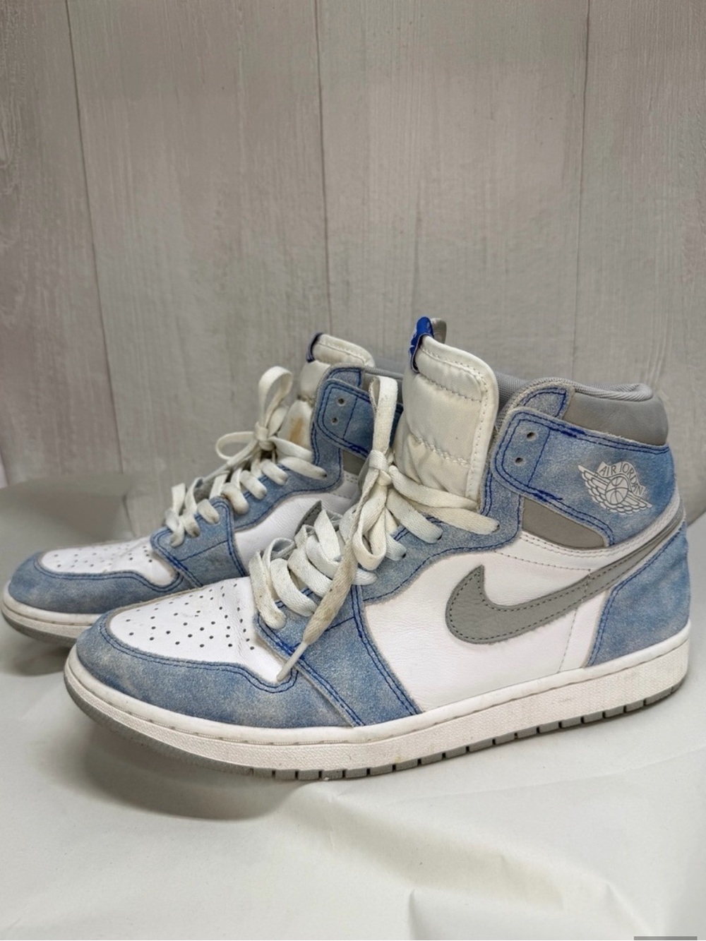 Air Jordan 1 Retro OG High Hyper Royal White Men’s Size 11.5
Blue suede & white